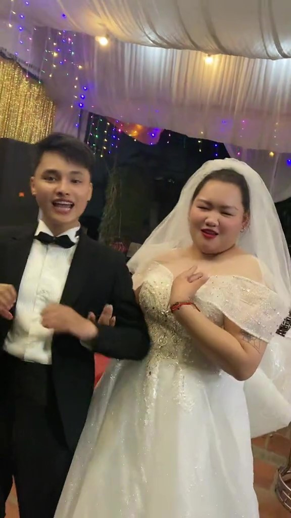 Bên cạnh sự hài hước, lầy lội của cặp đôi trong các video quay cảnh đám cưới, nhiều người còn chú ý tới nhan sắc của cô dâu Mai Kim Liên.