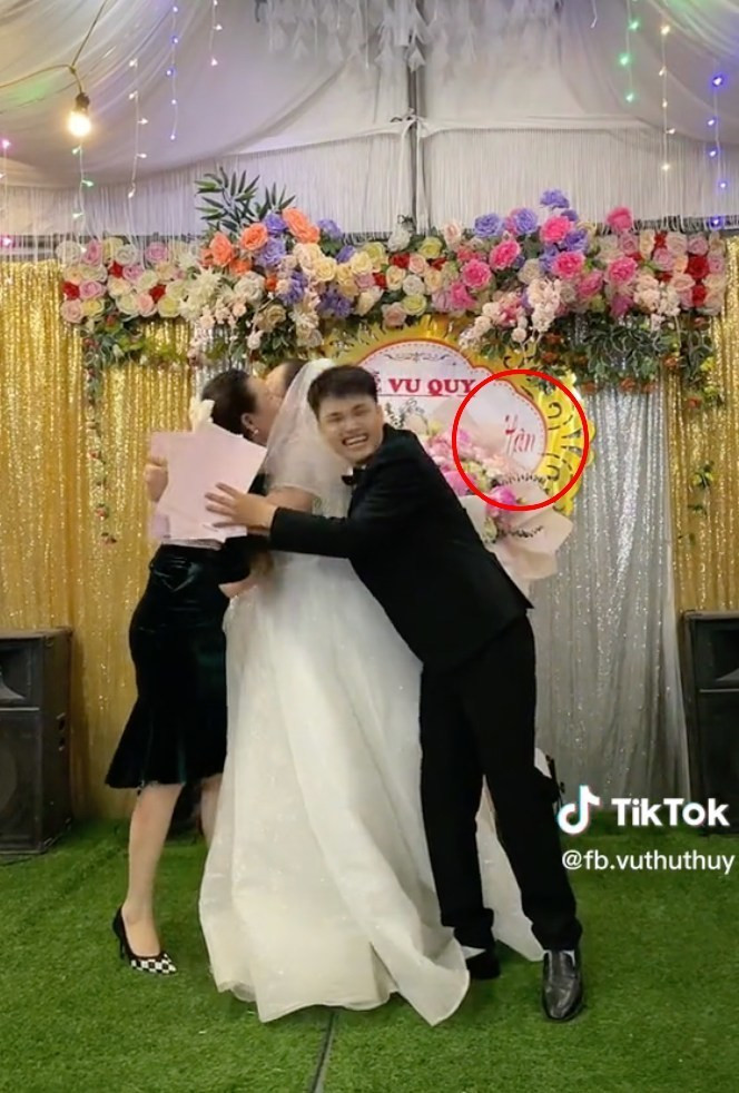 Để tạo điểm nhấn cho trang phục của mình, cô dâu Mai Kim Liên lựa chọn một chiếc khăn voan trắng đội trên đầu.