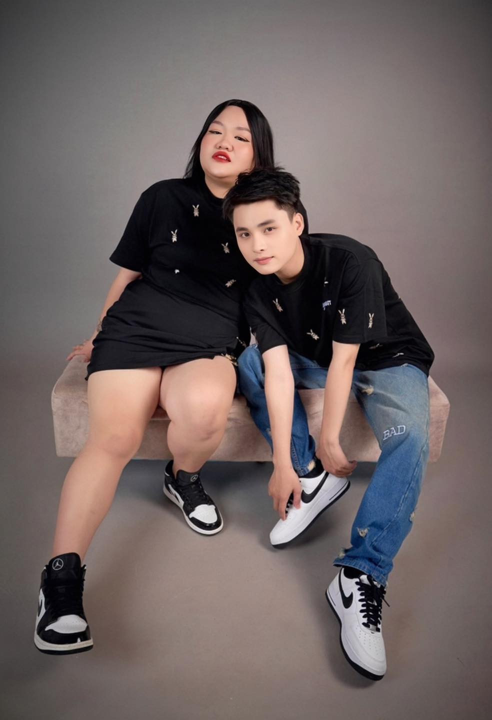 Sau khi công khai cầu hôn ở nơi đông người, cặp đôi Hải Vót và Kim Liên đã nhận về rất nhiều lời bàn tán, dị nghị. Đa số mọi người cho rằng Hải Vót “sang nhờ vợ” khi anh chàng đăng tải một loạt video về việc mẹ vợ đề nghị sang tên 15 cây xăng cùng 3 ngân hàng tư nhân cho anh chàng khi cả hai kết hôn. Thế nhưng, vượt qua tất cả, cặp đôi vẫn đồng hành cùng nhau.