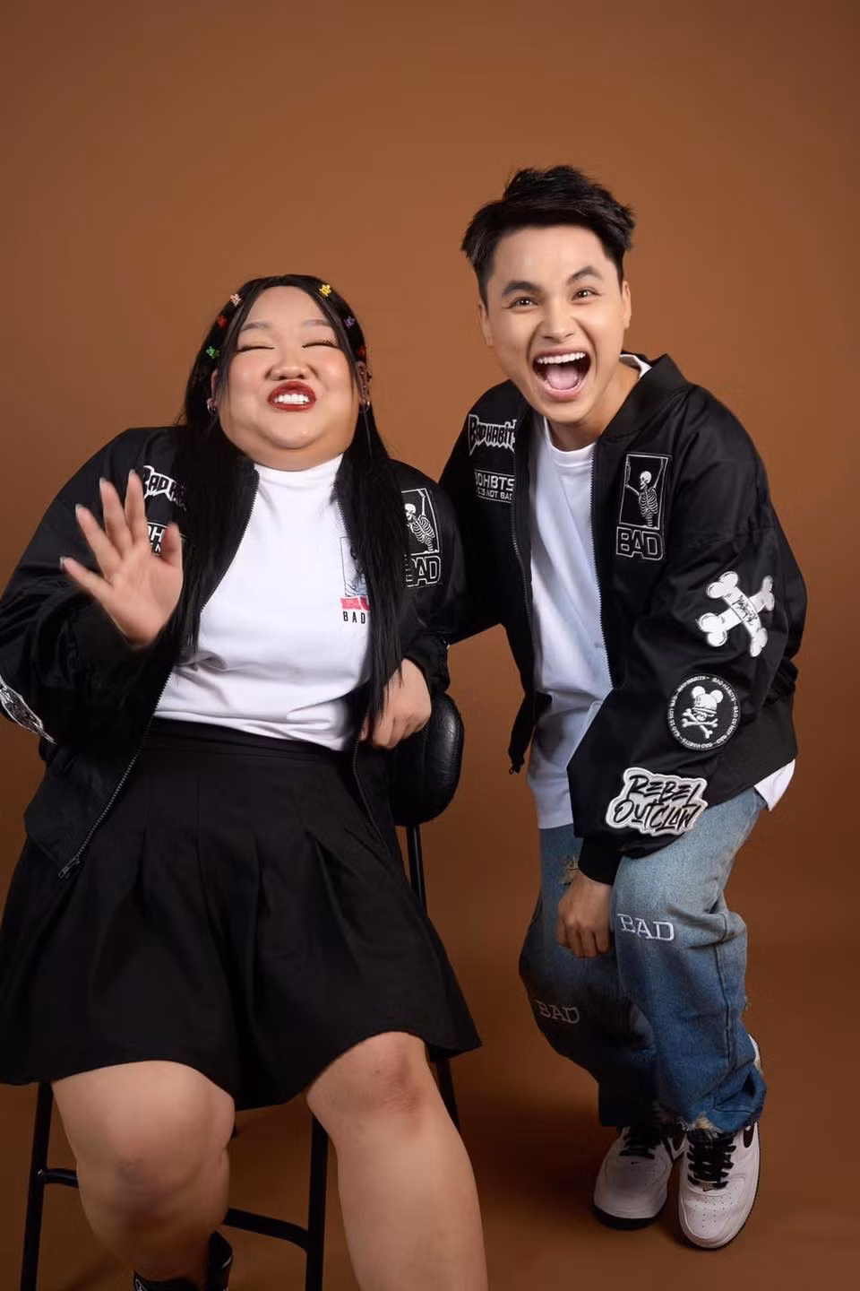 Vốn là những người có tính hài hước, vui vẻ nên cặp đôi cũng không thể bỏ qua những điệu nhảy bắt trend trên TikTok, khoác tay nhau và trao nhau những nụ hôn gió ngọt ngào.