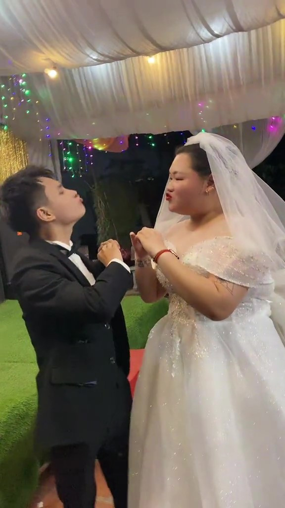 Dù sở hữu khối gia sản khủng nhưng có thể thấy cô nàng lựa chọn váy cưới rất đơn giản, không cầu kỳ cũng chẳng thay nhiều bộ.