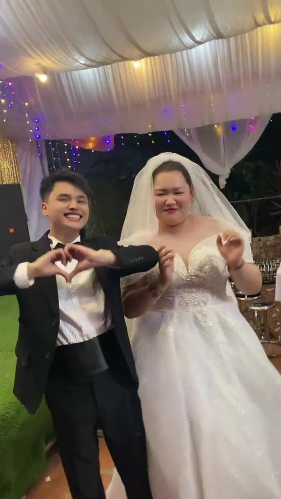 Dù cho đến thời điểm hiện tại, vẫn chưa rõ cả hai đã làm đám cưới thật hay chỉ là quay clip vui vẻ khi có một số nghi vấn về hôn lễ xuất hiện nhưng nhan sắc của cô dâu Mai Kim Liên vẫn khiến nhiều người bất ngờ.