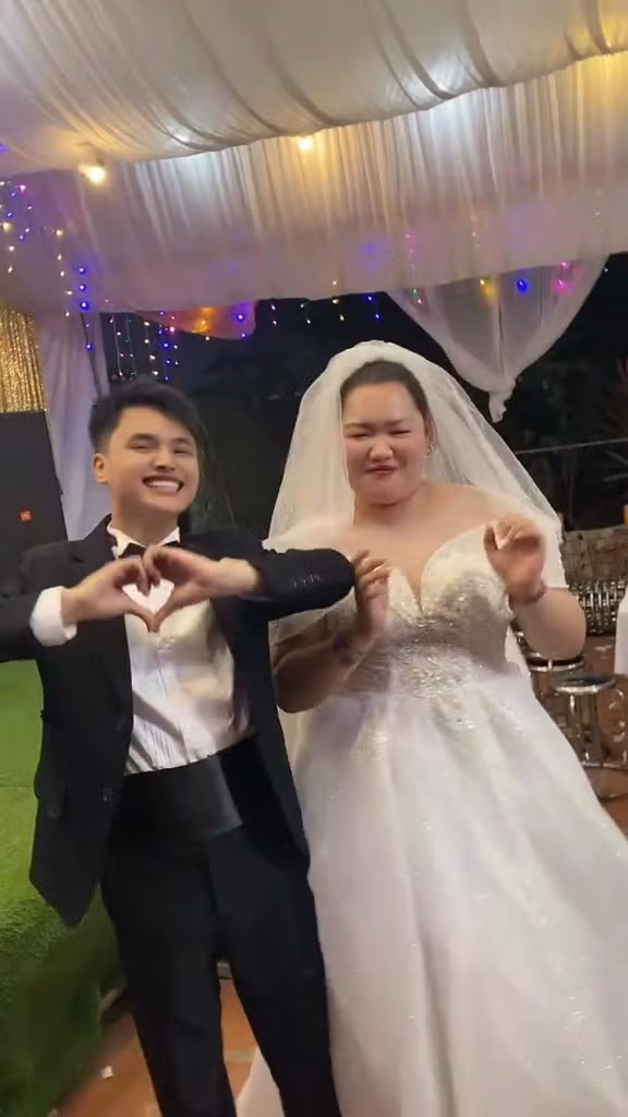 Dù cho đến thời điểm hiện tại, vẫn chưa rõ cả hai đã làm đám cưới thật hay chỉ là quay clip vui vẻ khi có một số nghi vấn về hôn lễ xuất hiện nhưng nhan sắc của cô dâu Mai Kim Liên vẫn khiến nhiều người bất ngờ.