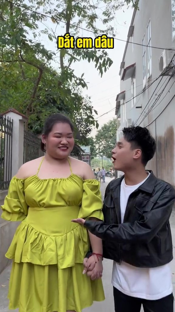 Dù đám cưới là thật hay giả, cặp đôi Hải Vót và Kim Liên vẫn vui vẻ, tràn đầy năng lượng, nụ cười luôn thường trực trên môi.