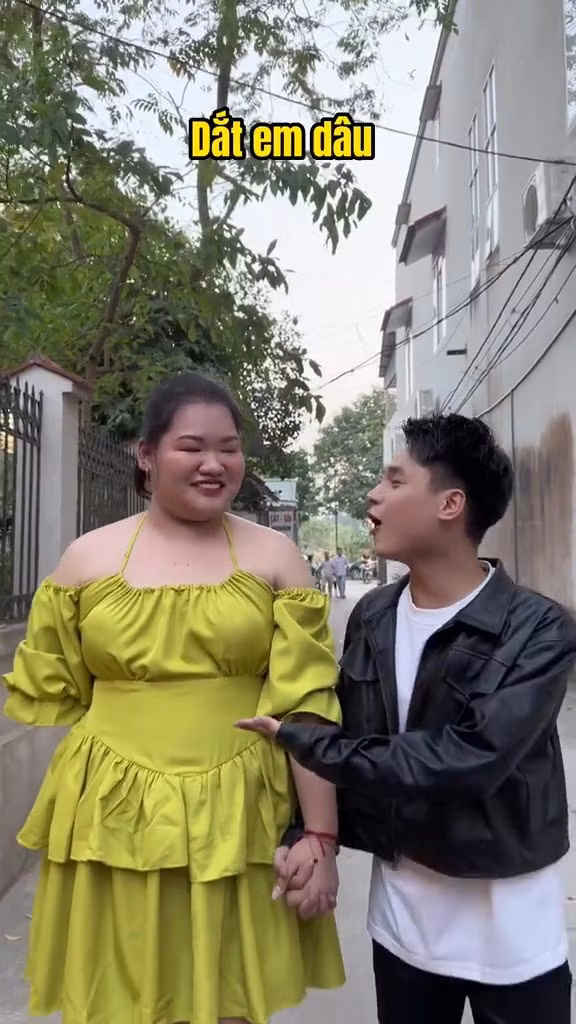 Dù đám cưới là thật hay giả, cặp đôi Hải Vót và Kim Liên vẫn vui vẻ, tràn đầy năng lượng, nụ cười luôn thường trực trên môi.