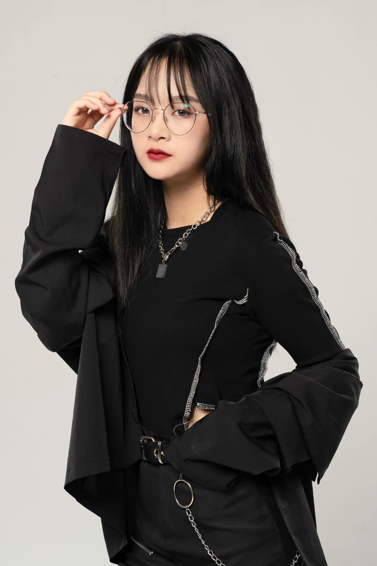 Cụ thể, một video trên TikTok đăng tải với nội dung tràn ngập hình ảnh của Gấm Kami, đính kèm với dòng chữ: "Cô gái hot nhất đêm nay". Theo nhiều bình luận bên dưới video thì có liên quan đến việc cô gái này lộ clip nóng với độ dài 12 phút.