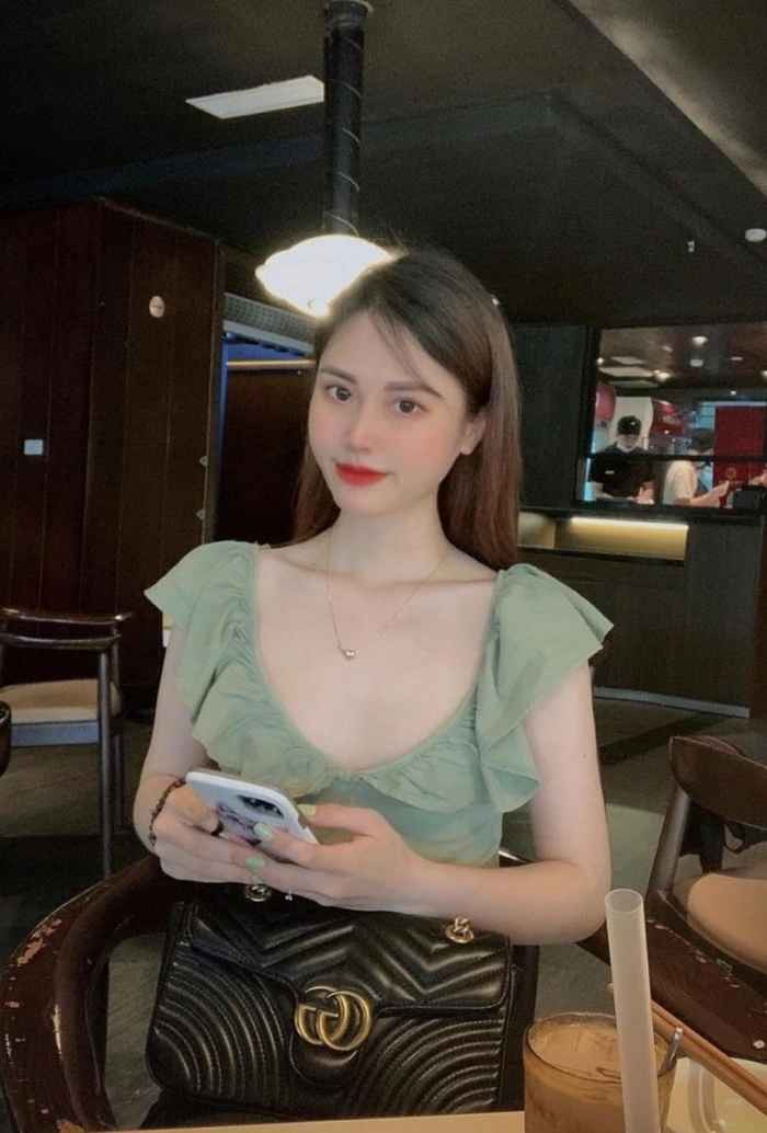 Đầu năm 2021, Hương Giang sử dụng tài khoản cá nhân lập nhiều nhóm kín trên mạng xã hội rồi rủ các cô gái muốn bán dâm tham gia.