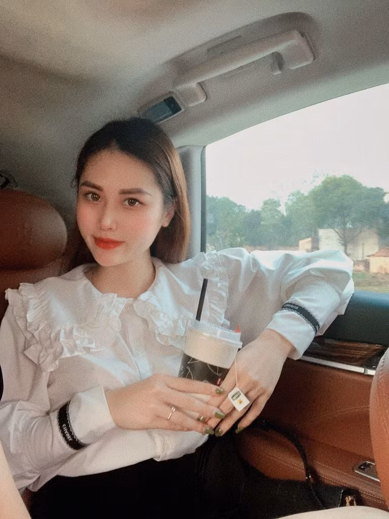 Tại cơ quan công an, Hương Giang khai từng tốt nghiệp Đại học. "Tú bà" thế hệ Gen Z này được đánh giá là một cô gái xinh đẹp, cao ráo lại có học thức nên rất dễ dàng chiếm được cảm tình của nhiều người.