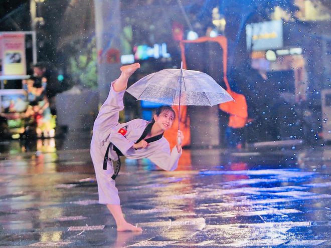 Dù đi trên chân là giày cao gót, giày thể thao hay chân đất, Châu Tuyết Vân đều thực hiện những màn xoạc chân vô cùng điêu luyện.