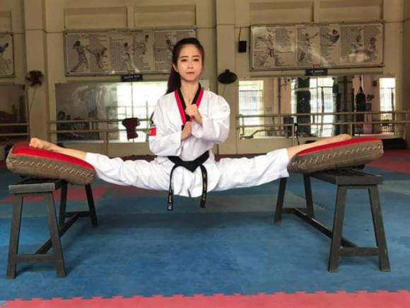 Bên cạnh bảng thành tích võ thuật đồ sộ, VĐV Taekwondo Châu Tuyết Vân còn có biệt tài xoạc chân một góc hơn 180 độ làm nhiều người nể phục.