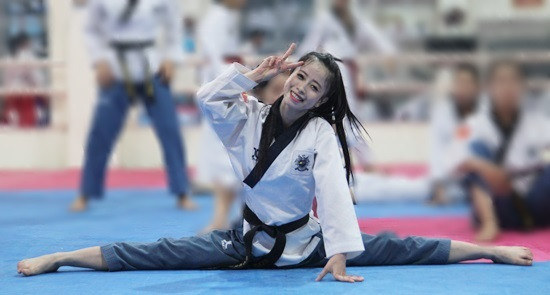 Nhờ làm quen với Taekwondo từ khi 7 tuổi, nên Tuyết Vân có thân hình vỗ cùng dẻo dai.