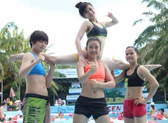 Theo tìm hiểu bài tập xoạc chân (The Splits) một trong những tư thế khó nhưng mang lại nhiều lợi ích như tăng chiều cao, sự dẻo dai cho cơ thể, tránh các bệnh về xương khớp,…