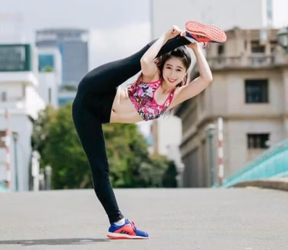 Không ít lần hot girl Taekwondo 9X làm các fan phải "há hốc nhìn" với những màn xoạc chân đo chiều dài của cây hay tung cước thẳng tắp dù đang mang…giày cao gót.