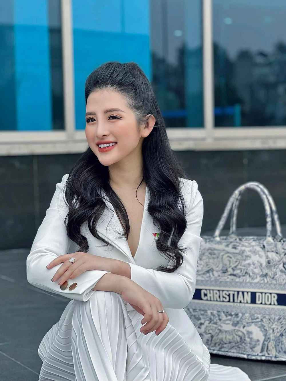 Bật mí về chi phí dành cho trang phục, Hải Vân cho biết, cô đã đầu tư hàng trăm triệu đồng, nhưng đó là khoản đầu tư chính đáng để giúp cô tạo dựng nên thương hiệu cá nhân cho riêng mình. Nữ BTV khẳng định, nó nên được tính bằng giá trị thay vì giá tiền bởi cô có thể tận dụng để mặc cho nhiều dịp khác nhau mà hình ảnh của bản thân vẫn chuyên nghiệp và chỉn chu trong mắt người đối diện.