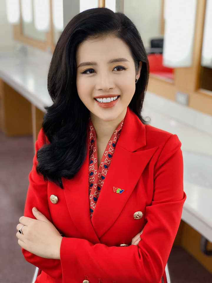 Hải Vân cho biết thêm: "Tôi cũng rất vui vì được khán giả yêu quý, khen là có mắt thẩm mỹ tốt. Mỗi khi tôi đăng ảnh trang phục lên sóng, rất nhiều người hỏi mua lại, hoặc xin địa chỉ mua hàng. Đó cũng là một sự công nhận từ khán giả đấy chứ".