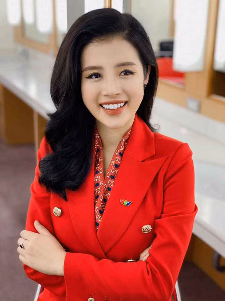 Hải Vân cho biết thêm: "Tôi cũng rất vui vì được khán giả yêu quý, khen là có mắt thẩm mỹ tốt. Mỗi khi tôi đăng ảnh trang phục lên sóng, rất nhiều người hỏi mua lại, hoặc xin địa chỉ mua hàng. Đó cũng là một sự công nhận từ khán giả đấy chứ".