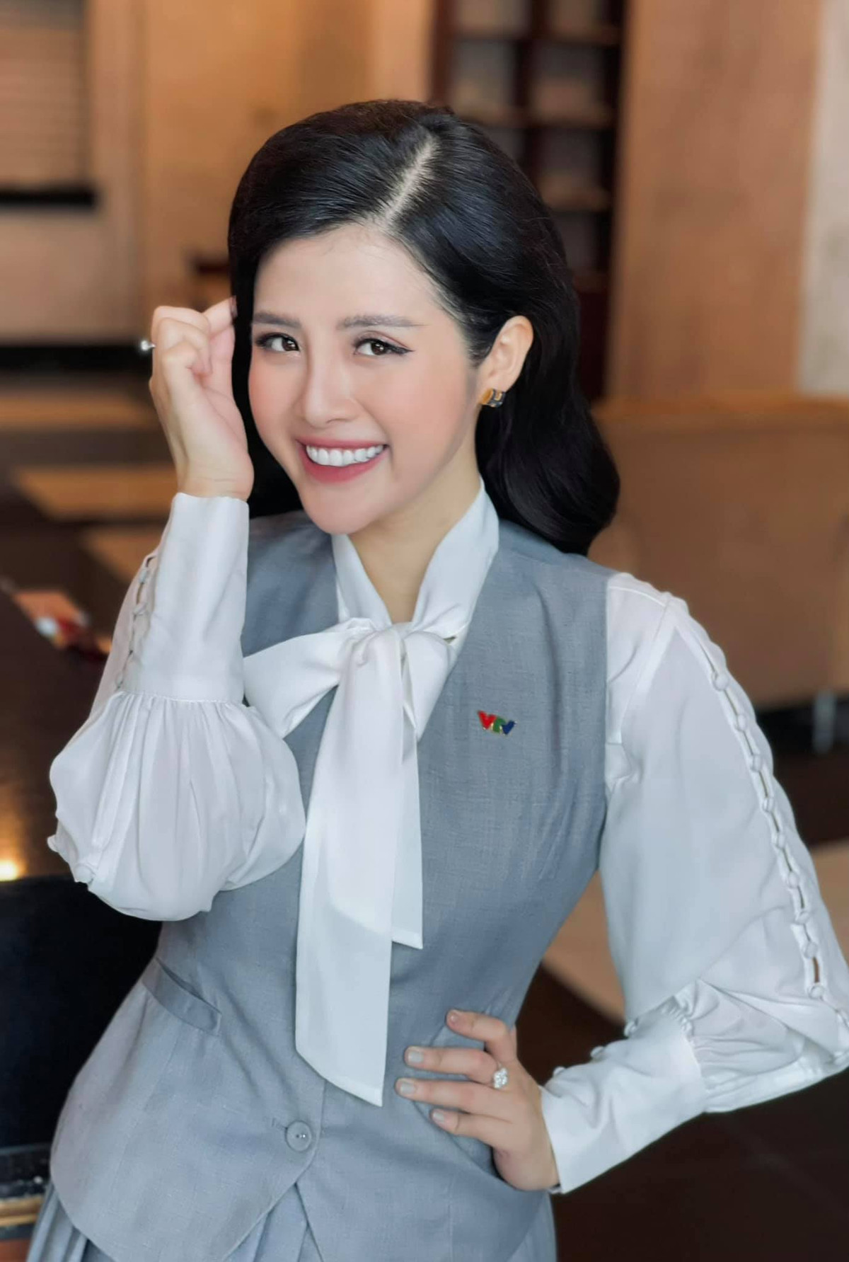 Chẳng những gây ấn tượng với khán giả bởi lối dẫn dắt chuyên nghiệp, Hải Vân còn được đánh giá cao bởi vẻ ngoài xinh đẹp và nụ cười duyên dáng. Tuy vậy, cô từng tiết lộ, bản thân cũng bị áp lực ngoại hình. Bên cạnh đó là những quy tắc khắt khe về trang phục dành cho các MC, BTV mà ai cũng cần nắm được để tránh mắc phải.