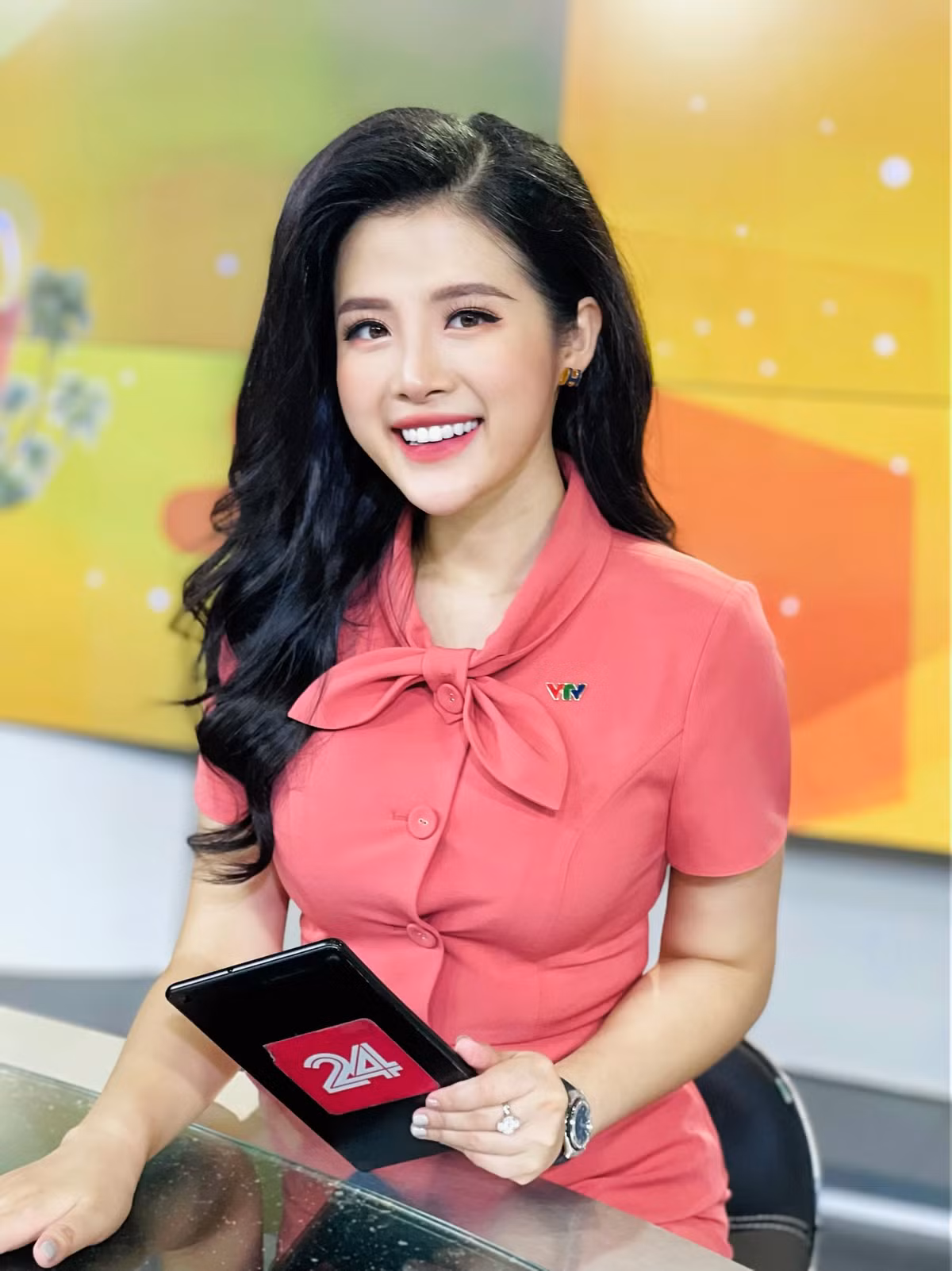 Soi danh tinh cap nu MC VTV hiem khi mac trung do len song