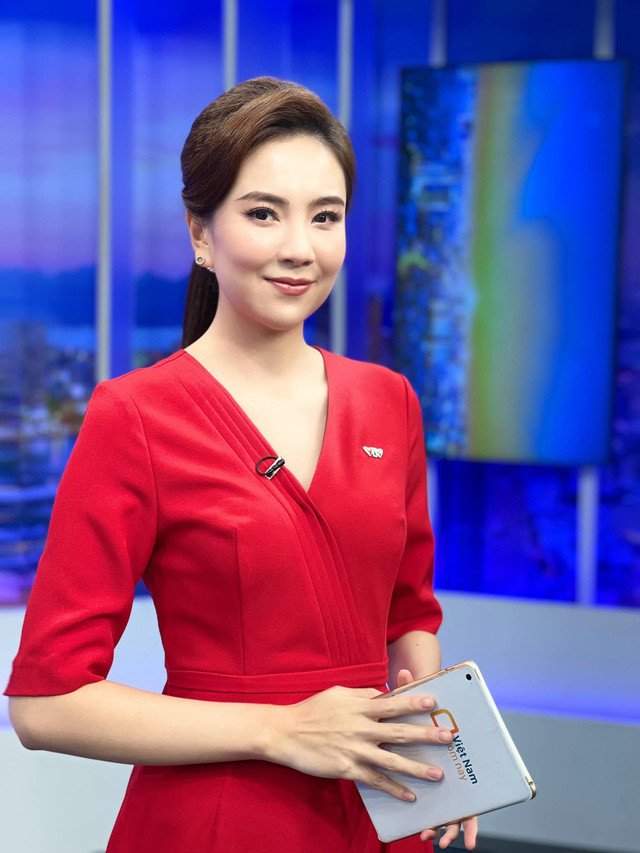 Không chỉ thế, nữ MC còn đầu tư vô cùng kỹ lưỡng từ quần áo, trang điểm, đến phụ kiện cũng được thay đổi liên tục sao cho phù hợp với chủ đề của chương trình để thể hiện sự tôn trọng đối với khán giả.