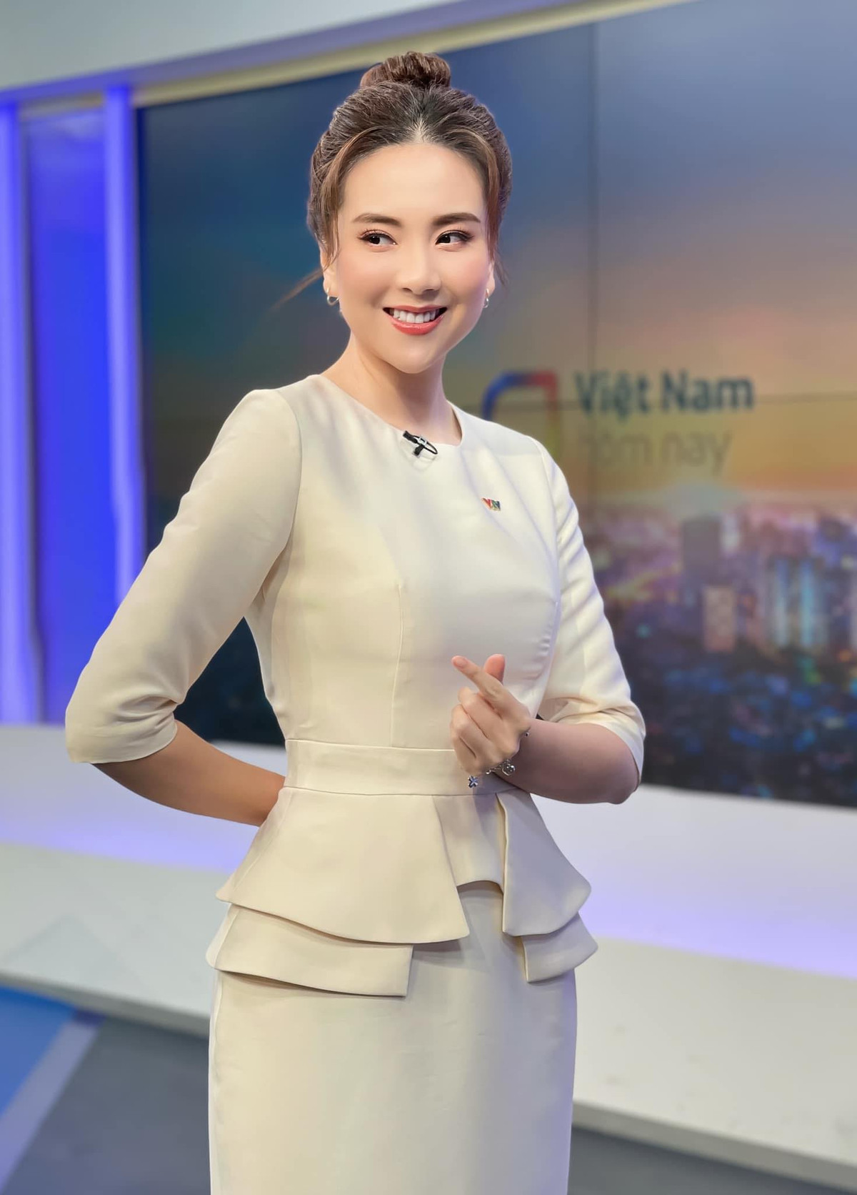 Mai Ngọc tâm sự, 9 năm trên sóng VTV, mỗi lần xuất hiện, cô luôn là những bộ trang phục phẳng phiu và không bao giờ trùng lặp trong 20 ngày.