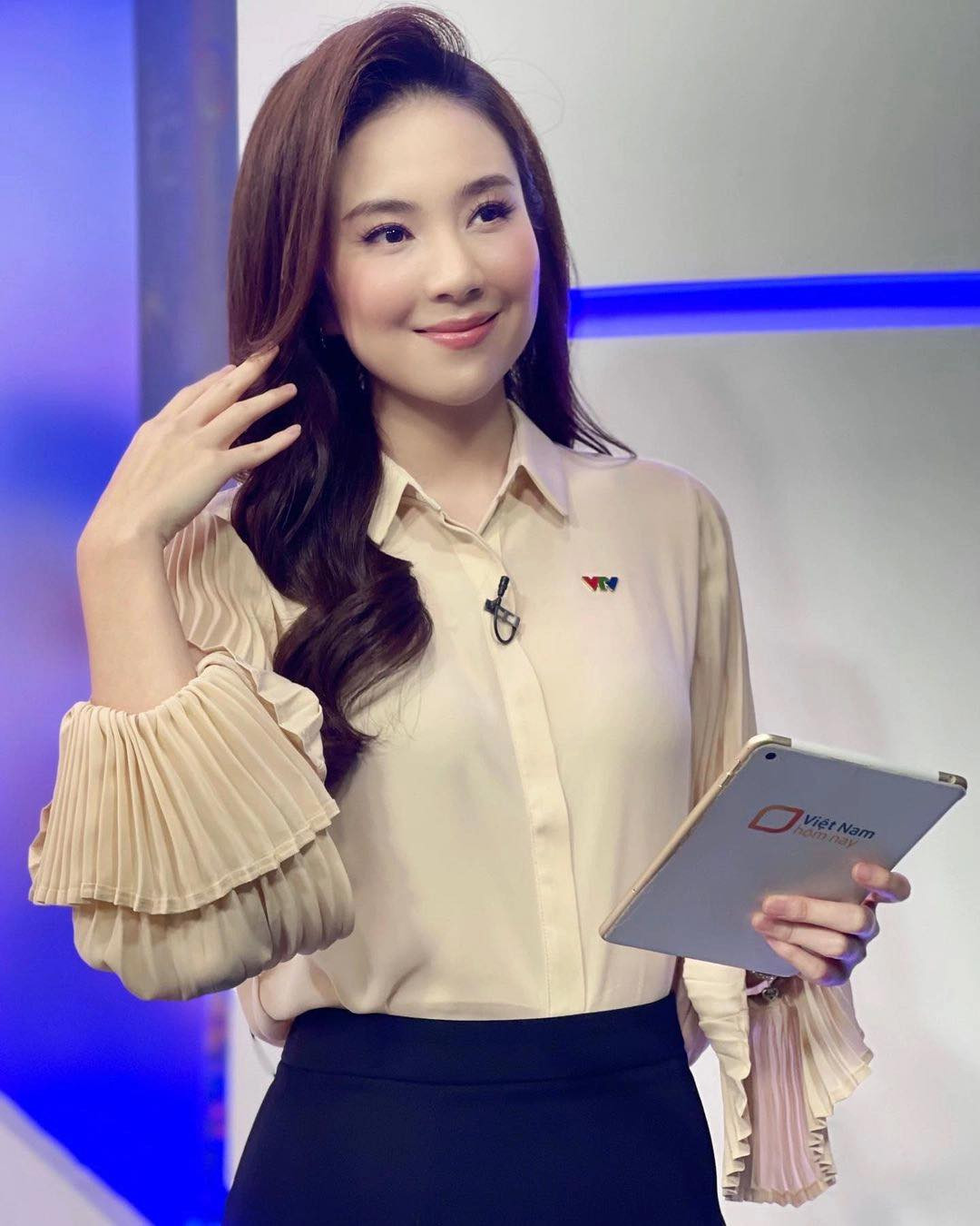 Đối với Mai Ngọc, váy áo không cần quá đắt tiền nhưng nhất định phải gọn gàng. Móng tay, móng chân cũng phải được cắt ngắn, sạch sẽ. "Dù lên hình 5 phút hay 50 phút thì cũng phải trau chuốt từ đầu đến chân", cô nói.