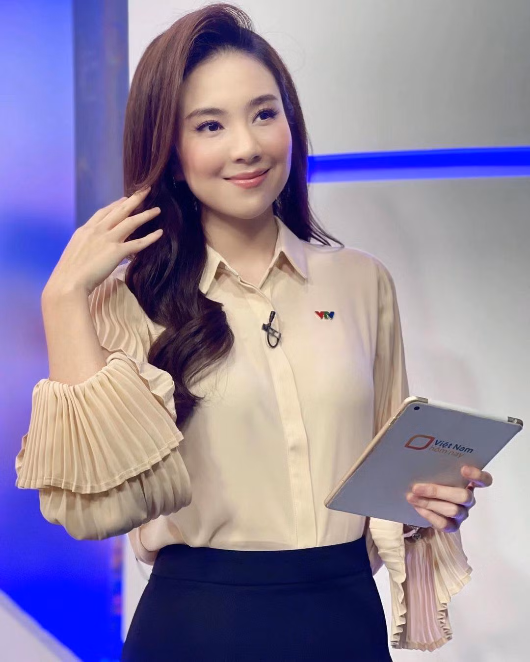 Đối với Mai Ngọc, váy áo không cần quá đắt tiền nhưng nhất định phải gọn gàng. Móng tay, móng chân cũng phải được cắt ngắn, sạch sẽ. "Dù lên hình 5 phút hay 50 phút thì cũng phải trau chuốt từ đầu đến chân", cô nói.