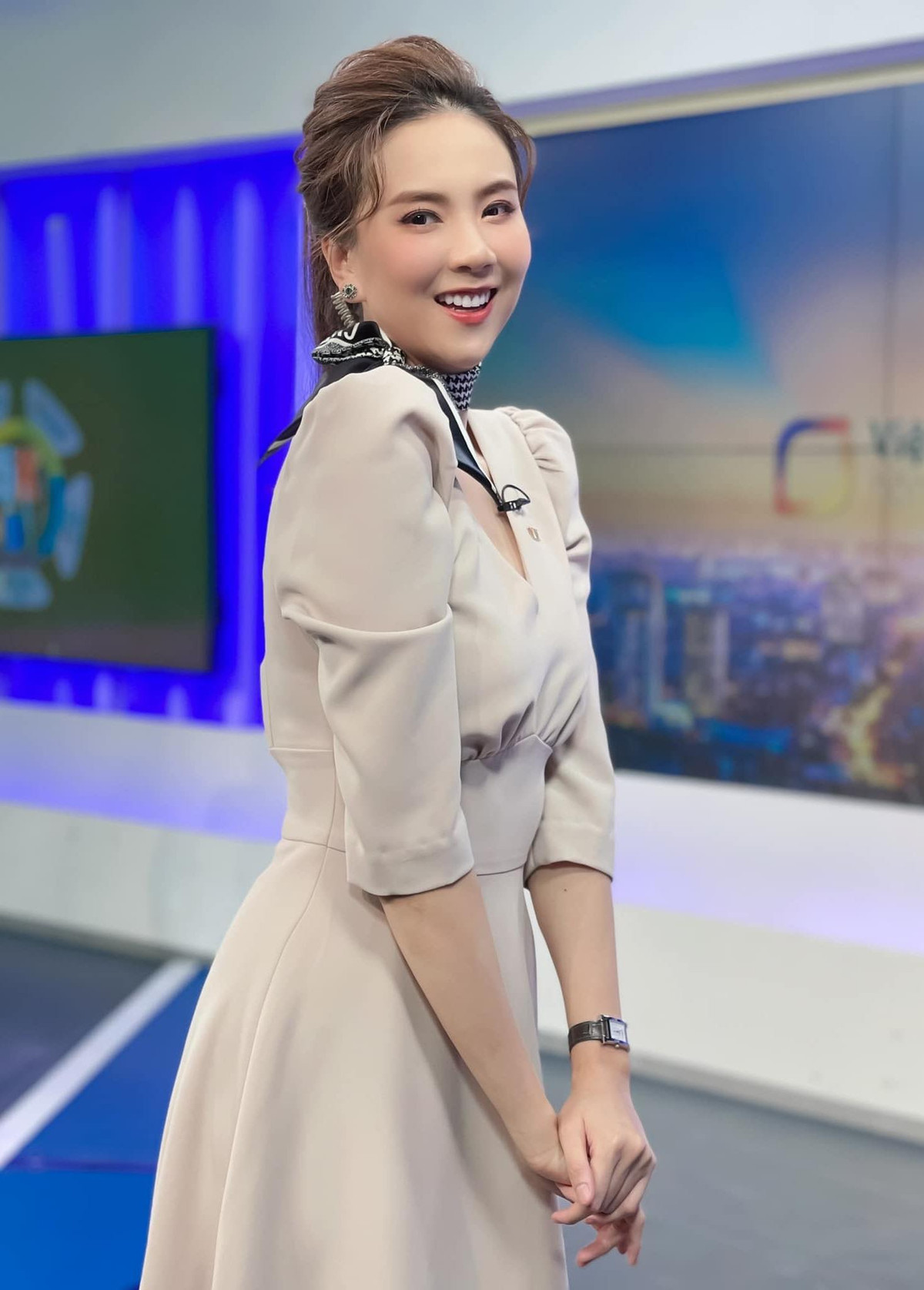 Trước khi dẫn bản tin Việt Nam hôm nay, Mai Ngọc từng được nhiều khán giả biết đến khi dẫn bản tin thời tiết của VTV. Cô luôn gây chú ý bởi vóc dáng chuẩn cùng gương mặt xinh đẹp, đặc biệt là hình ảnh thanh lịch, chỉn chu mỗi khi lên sóng. Năm 2016, cô được nhận giải thưởng "MC xinh đẹp nhất VTV".