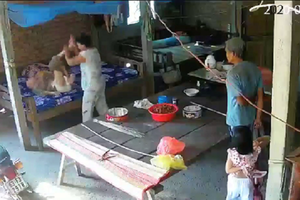 Clip: Con dau thang tay danh me gia 88 tuoi khien CDM cam phan