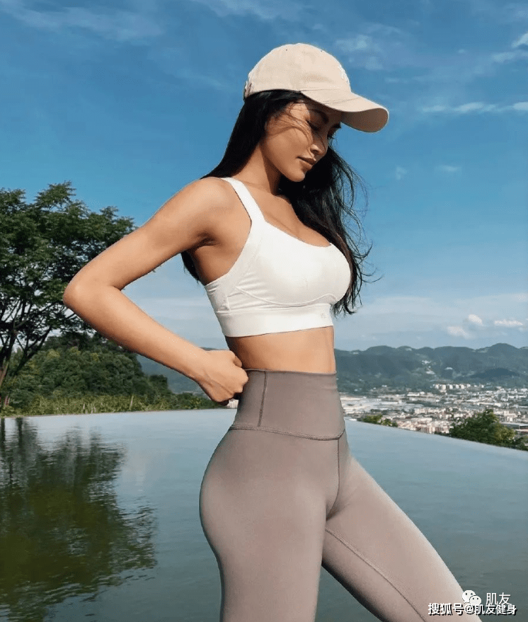 Có một cô gái sống ở Trùng Khánh, Trung Quốc sở hữu làn da ngăm nâu khỏe mạnh, các đường nét trên khuôn mặt thanh tú và rất gợi cảm, khiến bạn không thể không liếc nhìn thêm vài lần.