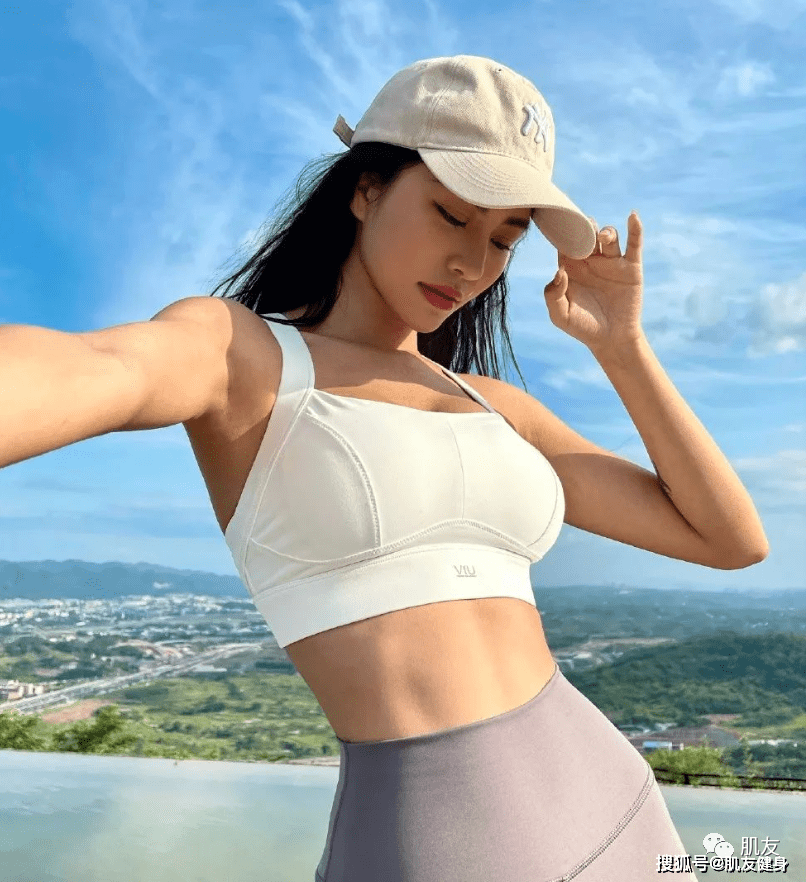 Mặc dù nặng hơn 50kg nhưng trong cô rất thon gọn, gây ấn tượng mạnh trong các bộ trang phục leotard khác nhau.