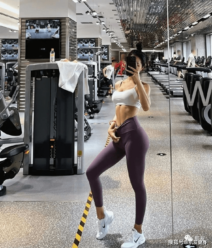 Cấu trúc cơ thể của cô cân đối, mạnh mẽ nhưng cũng rất quyến rũ, 3 vòng săn chắc gợi cảm, dường như không chút mỡ thừa.