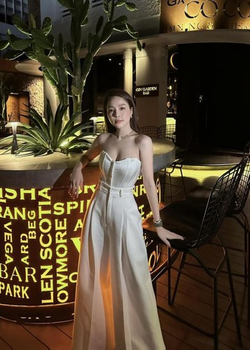 Bên cạnh những lời khen ngợi dành cho vẻ ngoài quyến rũ của Trâm Anh, cũng có một số fan thấy giật mình thon thót trước khoảnh khắc chiếc áo bị tụt xuống khi cô nàng cúi người, đi thử giày ở trong một cửa hàng thời trang.