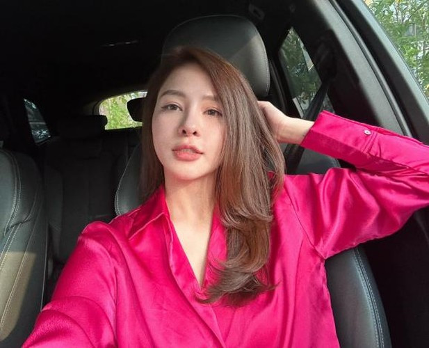 Tuy nhiên, kiểu áo này cũng khiến người đẹp Thanh Hóa có lúc phải “phát sầu” vì nếu mặc không khéo, rất dễ bị hớ hênh.