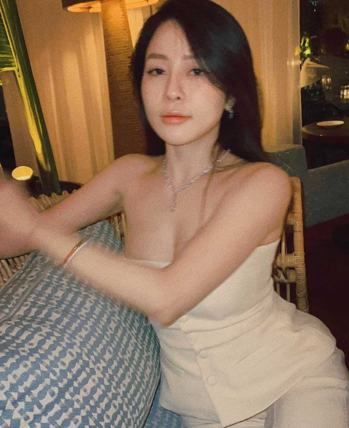 Một trong những thiết kế mà hot girl xứ Thanh yêu thích nhất phải kể đến kiểu áo quây (áo ống) mix với quần ống suông – Công thức phối đồ kinh điển mà nhiều người đẹp Hollywood đã lăng xê thành công trước đó.