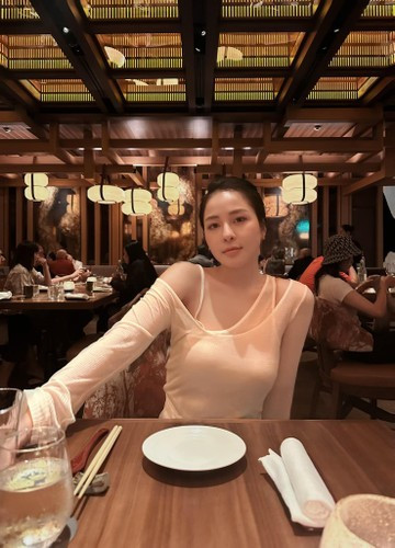 Khoảnh khắc ghi lại, gái xinh 9X ăn mặc giản dị với áo phông, quần jeans, chân đi dép lê. "Chụp trước vài tấm", cô viết.