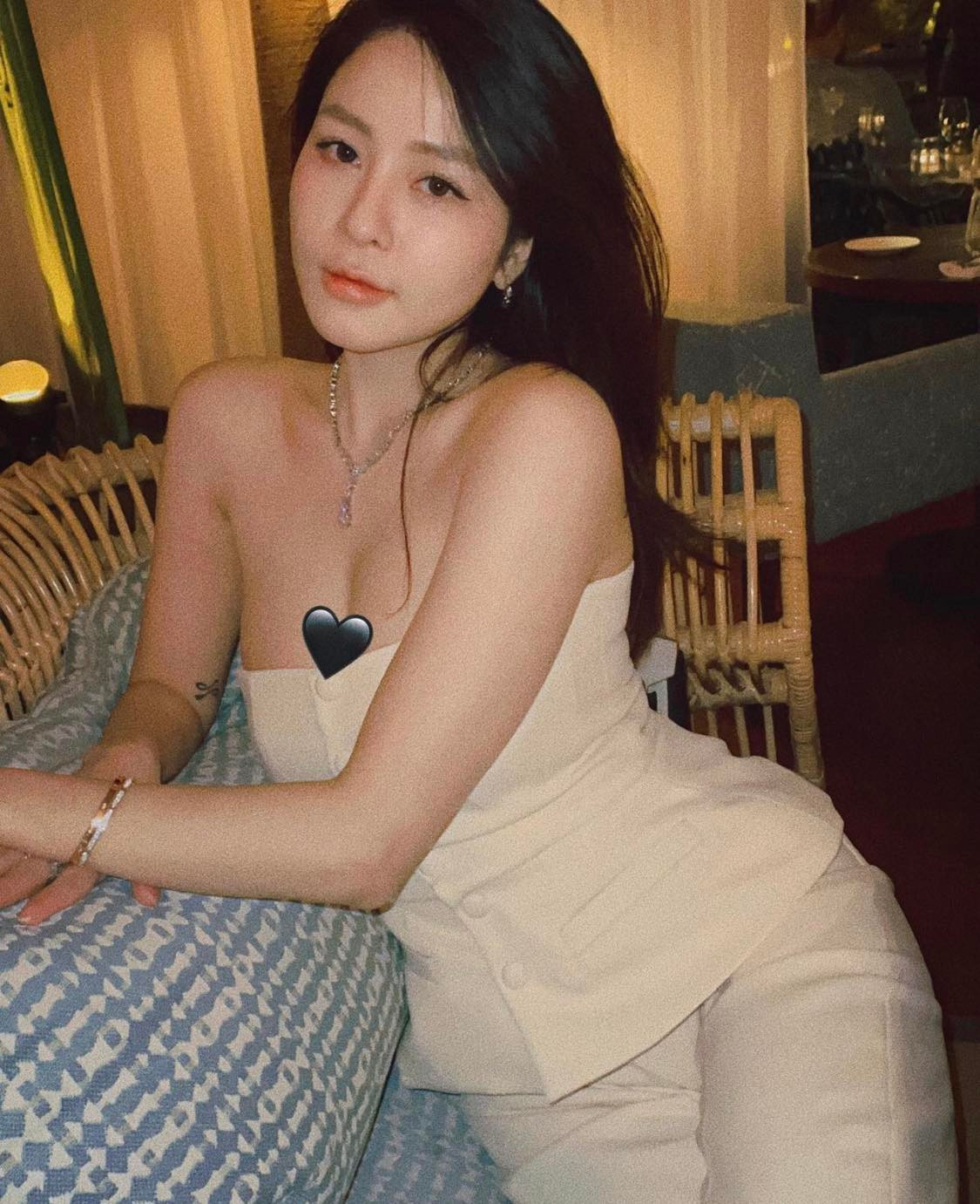 Chẳng những xinh đẹp, Trâm Anh còn sở hữu vóc dáng cân đối cùng gu mặc gợi cảm, tôn tối đa lợi thế hình thể.