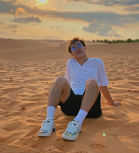 Nhìn những đôi giày của Văn Toàn rất bình thường nhưng giá trị của nó lại lên tới vài chục triệu đồng.