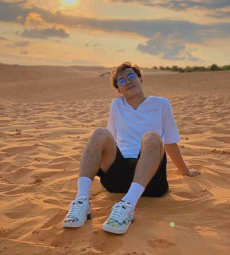 Nhìn những đôi giày của Văn Toàn rất bình thường nhưng giá trị của nó lại lên tới vài chục triệu đồng.