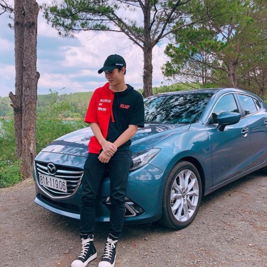 Cũng từ việc có nhiều quảng cáo, tiền đạo Văn Toàn có thêm nhiều chi phí để phục vụ cho các sở thích của mình điển hình như chiếc xe mà cầu thủ này mua để di chuyển.