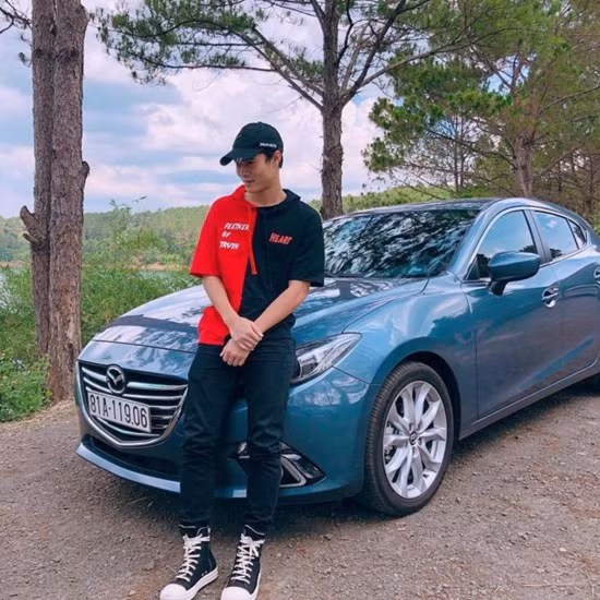 Cũng từ việc có nhiều quảng cáo, tiền đạo Văn Toàn có thêm nhiều chi phí để phục vụ cho các sở thích của mình điển hình như chiếc xe mà cầu thủ này mua để di chuyển.