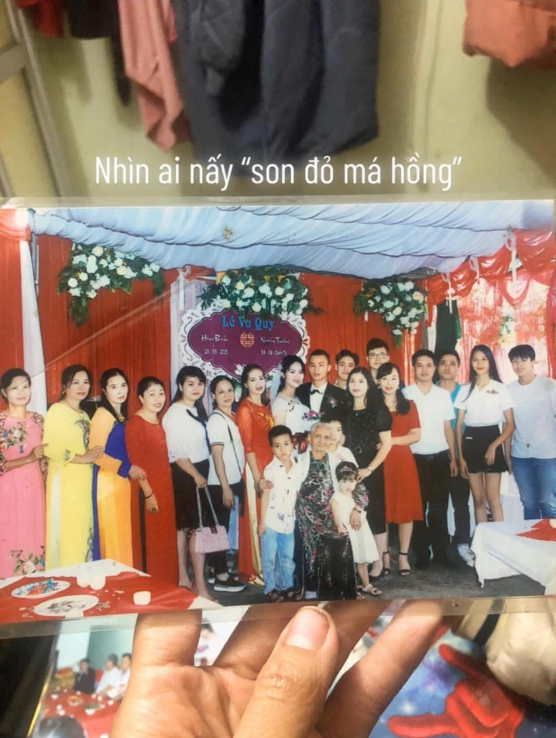 Không rõ người thợ chụp ảnh cưới này vô tình hay hữu ý nhưng quả thực nhiều người cảm thấy vô cùng ngỡ ngàng bởi sự nhòe màu đáng kinh ngạc.