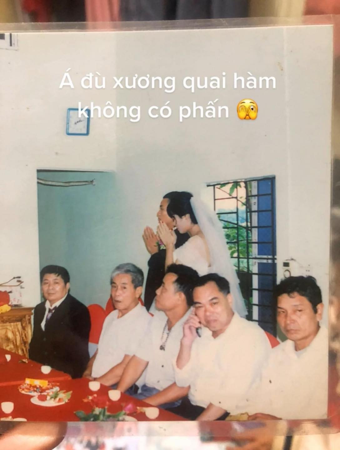 Thậm chí, nếu không nhìn vào tấm biển ghi ngày tháng lễ thành hôn diễn ra thì nhiều người cứ ngỡ đây làm cưới được tổ chức những năm 2000.