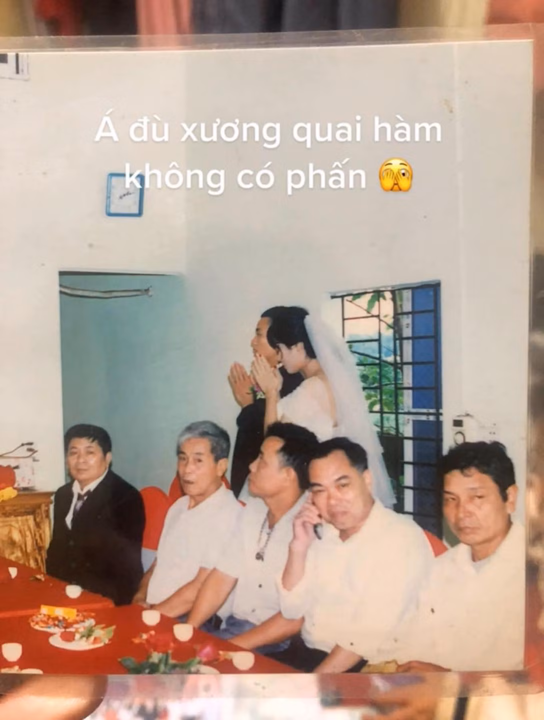 Thậm chí, nếu không nhìn vào tấm biển ghi ngày tháng lễ thành hôn diễn ra thì nhiều người cứ ngỡ đây làm cưới được tổ chức những năm 2000.