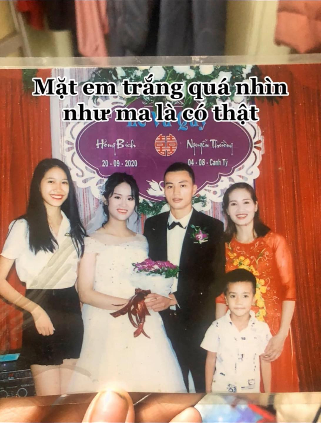 Bên cạnh những góc hình chụp "an toàn" thì dòng minh họa trên ảnh của chủ bài đăng cũng gây sự chú ý lớn.