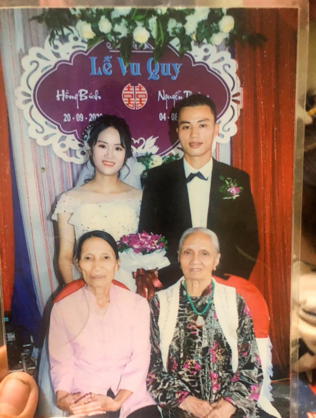 Một pha xếp ảnh chụp chung quá an toàn của chàng thợ ảnh khiến sản phẩm giống như những nă 2000.