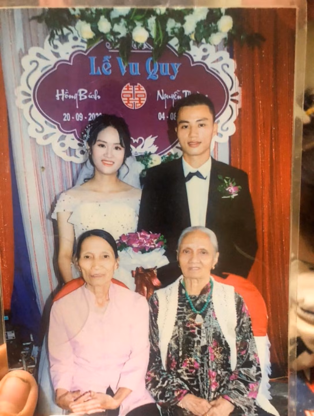 Một pha xếp ảnh chụp chung quá an toàn của chàng thợ ảnh khiến sản phẩm giống như những nă 2000.