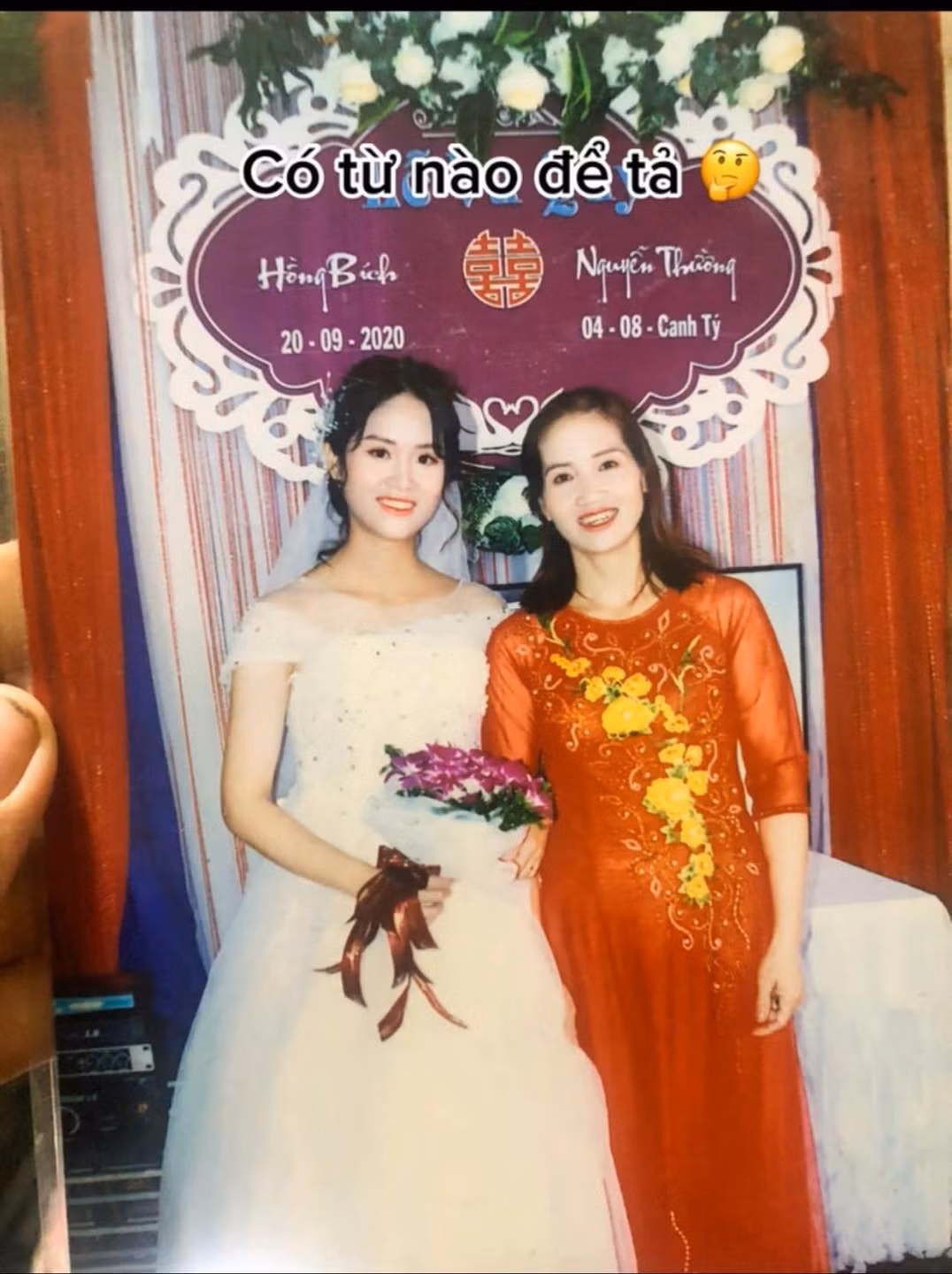 Thậm chí, dưới phần bình luận bài viết, nhiều netizen đã chữa cháy cho người thợ chụp ảnh rằng khi chụp quên nhìn thanh đo sáng nên về làm hậu kì phải kéo cho thật sáng.