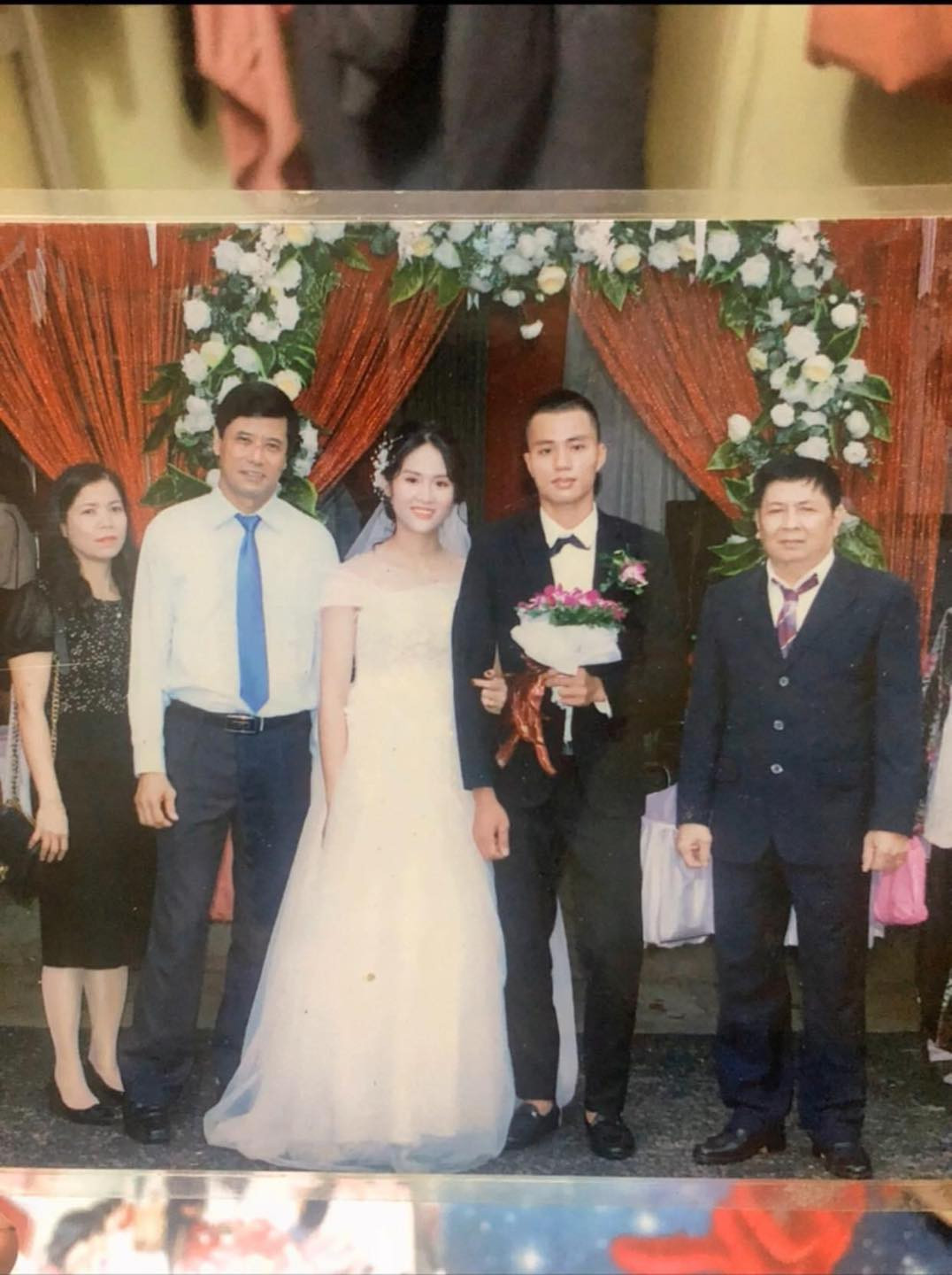 Dù chưa biết là vô tình hay hữu ý nhưng những bức ảnh cưới này đã khiến dân mạng được pha cười ra nước mắt và thương thay cho cô dâu, chú rể.