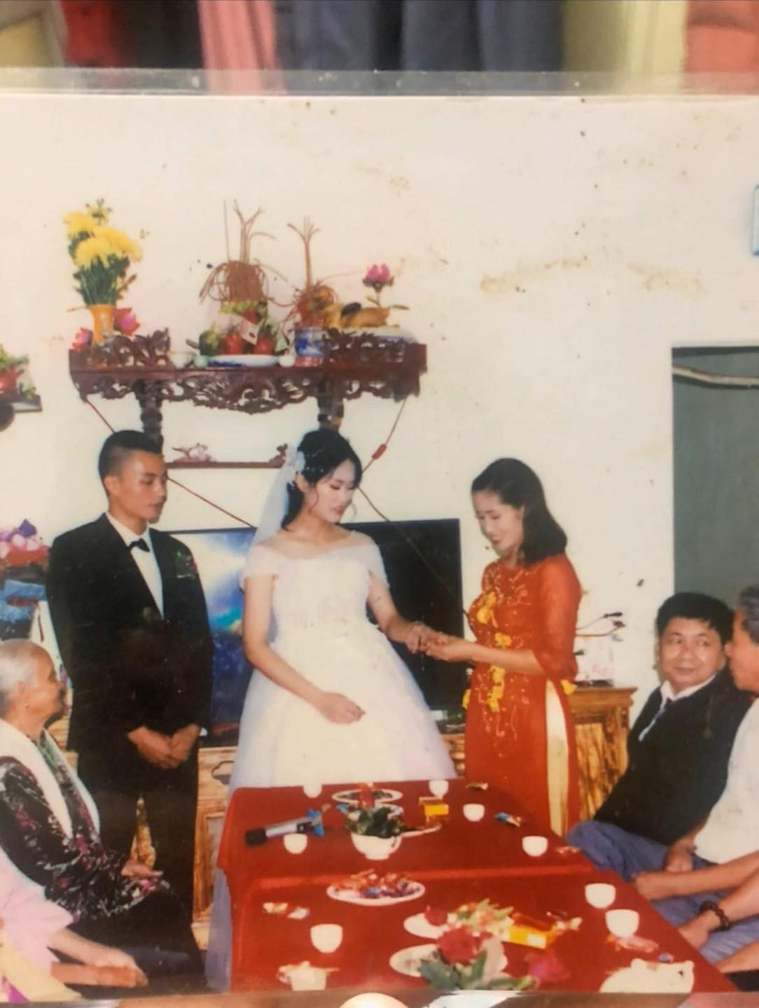 Một số thành viên khác thì lại cho rằng đang sửa ảnh cưới để trả hàng cho cô dâu, chú rể thì màn hình của anh thợ ảnh bị sai màu nên kéo sáng hơi lố tay.