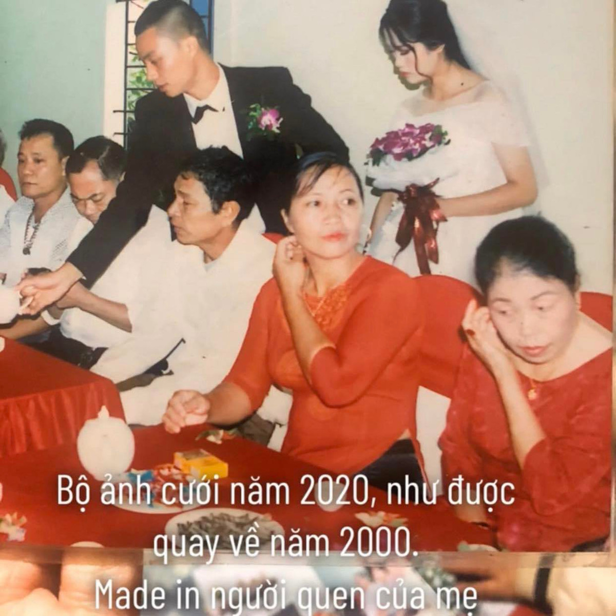Mới đây, bộ ảnh cưới năm 2020 như được quay về năm 2000 gây chú ý cho netizen. Dù mới chỉ qua 2 năm những màu những bức ảnh cưới này đã phai đi trông thấy.
